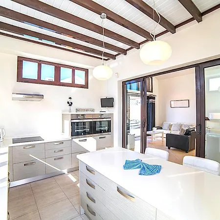 Calluna 491 2 Bedroom With & Resistance Pool Vila